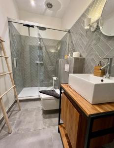 Ein Badezimmer in der Unterkunft COAST HOUSE Sky Suite
