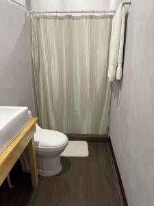 y baño con aseo, lavabo y ducha. en Habitacion privada Lamat I en San Pedro La Laguna