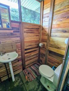 Arboura Eco Cabins في أوفيتا: حمام مع مرحاض ومغسلة