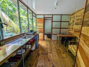 uma cozinha com um lavatório e uma mesa em Arboura Eco Cabins em Uvita