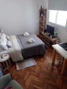 1 dormitorio con cama, escritorio y ventana en Paraná Estudio en Buenos Aires