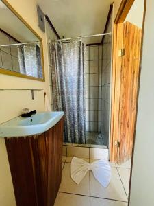 y baño con lavabo y ducha. en Cabinas Nuestra Kasa, en Monteverde