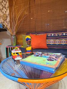 una mesa con un coche de juguete encima en Hostel Shalom Adonai, en Cartagena de Indias