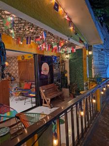 balcón con mesa, sillas y luces en Hostel Shalom Adonai, en Cartagena de Indias