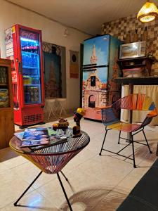 een woonkamer met een salontafel en stoelen bij Hostel Shalom Adonai in Cartagena