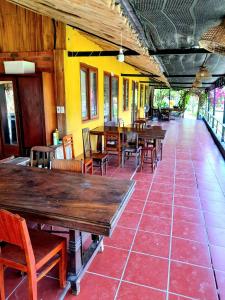 ein leeres Restaurant mit Holztischen und -stühlen in der Unterkunft TINA LAKESIDE AO ĐÔI Homestay Phước Hải in Hội Mỹ
