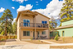 uma casa com uma varanda em cima em New Flagstaff Adventure Getaway em Flagstaff