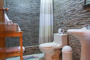 奧克薩潘帕的住宿－Cemayu Lodge，一间带卫生间和水槽的浴室