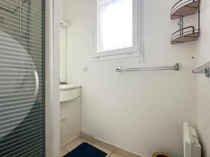 łazienka z prysznicem i oknem w obiekcie Maison cosy 2 pers. avec WiFi, proche plage et commerces, La Palmyre - FR-1-705-3 w mieście La Palmyre