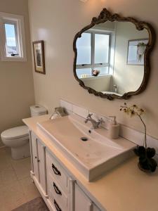 a bathroom with a sink and a mirror at Cambridge Cottage - Self Catering Holiday House in Cambridge +35 photos
