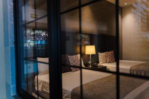 a room with two beds and a window at Punto Madero Hotel & Plaza in Mocorito