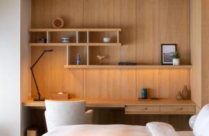 escritorio en una habitación con cama y lámpara en YAMAKEI Residences en Niseko
