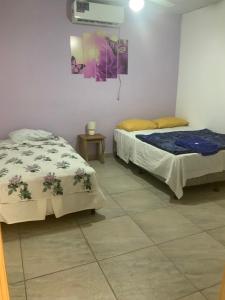 two beds sitting in a room with at LA DOLCE VITA FRANCOPHONE in Estelí