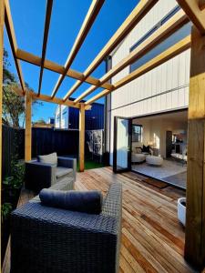 Ruang duduk di Contemporary Home with Carpark - Close to CBD!