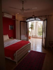 ein Schlafzimmer mit einem Bett und einem großen Fenster in der Unterkunft Villa Quiet Place in Luxor