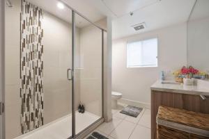 Kylpyhuone majoituspaikassa 9 Advantages Center Santa Manica