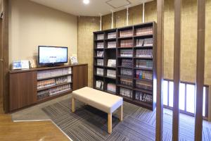 TV a/nebo společenská místnost v ubytování Dormy Inn Chiba City Soga