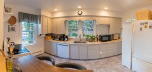 Kuchyň nebo kuchyňský kout v ubytování Cottage by the Sea, Cape Elizabeth