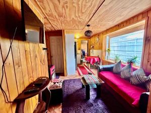 uma sala de estar com um sofá e uma janela em Cabañas Emma em Osorno