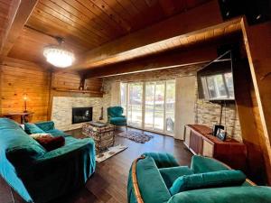 TV a/nebo společenská místnost v ubytování Wood beam cabin, family friendly, pets, Wi-Fi