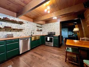 Kuchyň nebo kuchyňský kout v ubytování Wood beam cabin, family friendly, pets, Wi-Fi