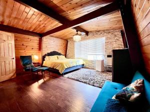 Postel nebo postele na pokoji v ubytování Wood beam cabin, family friendly, pets, Wi-Fi + 34 fotografií