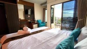 Postel nebo postele na pokoji v ubytování Lucky Buako Hotel Patong