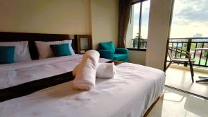 Postel nebo postele na pokoji v ubytování Lucky Buako Hotel Patong