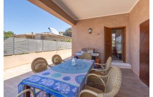 una mesa y sillas en un patio en Beautiful Home In Port Adriano With Kitchen en El Toro