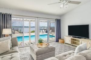 uma sala de estar com televisão e uma piscina em Aqua Paradisaea em Saint Augustine