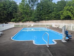 una gran piscina en un aparcamiento en Quality Inn Calvert City - Paducah East, en Calvert City