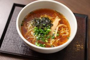 Miska zupy na stole w obiekcie Dormy Inn Chiba City Soga w mieście Chiba