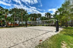 um campo de voleibol com uma rede na areia em Orlando Retreat 2B2B / Disney-Universal-SeaWorld em Orlando