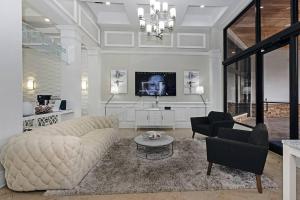 - un salon avec un canapé et une table dans l'établissement Orlando Retreat 2B2B / Disney-Universal-SeaWorld, à Orlando