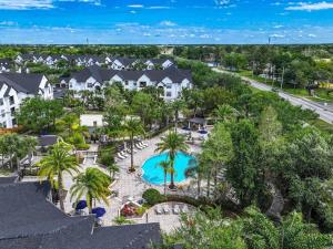 - une vue aérienne sur un complexe avec une piscine dans l'établissement Orlando Retreat 2B2B / Disney-Universal-SeaWorld, à Orlando