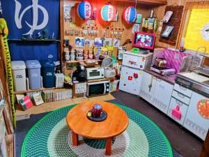 eine Spielzeugküche mit einem Tisch in der Mitte in der Unterkunft Amami Guest House showa-so in Setouchi