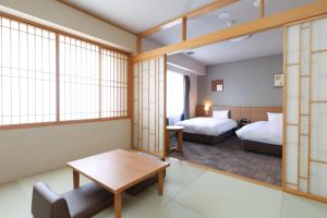 Postel nebo postele na pokoji v ubytování Dormy Inn Chiba City Soga
