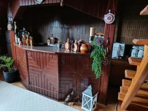 eine Bar in einem Zimmer mit einer Holzwand in der Unterkunft Kuća in Donja Kapija