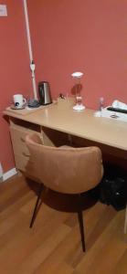un escritorio con una silla delante de un escritorio en FLEURI, en Anglet