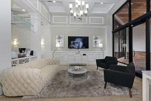 a white living room with a couch and a table at Orlando Retreat 2B2B / Disney-Universal-SeaWorld in Orlando