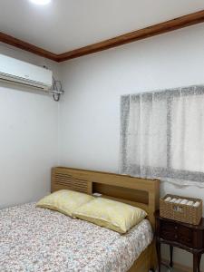 - une chambre avec un lit et une fenêtre dans l'établissement 한옥스테이 오늘 Hanok Stay Ohneul, à Gyeongju