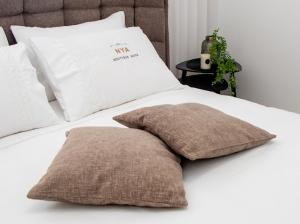 Postel nebo postele na pokoji v ubytování NYA Boutique Suite