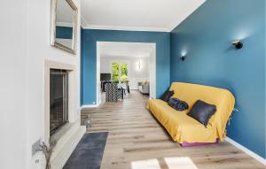 ein Wohnzimmer mit blauen Wänden und einer gelben Couch in der Unterkunft 3 Bedroom Lovely Home In Saint-Malo in Saint-Malo