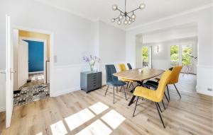 ein Esszimmer mit Tisch und Stühlen in der Unterkunft 3 Bedroom Lovely Home In Saint-Malo in Saint-Malo