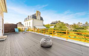 ein Blick vom Balkon eines Hauses in der Unterkunft 3 Bedroom Lovely Home In Saint-Malo in Saint-Malo + 16 Fotos