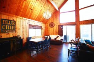 Gallery image of Glimmer Chalet Treetop A-frame cabin lake view in Lake Arrowhead