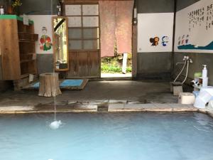 小国町にあるnanakoyaのドアのある部屋の水たまり