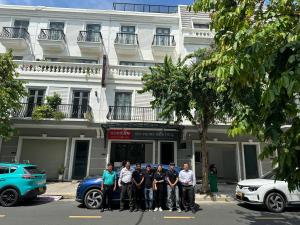 Korean Hotel Resort في Tây Ninh: مجموعة أشخاص واقفين أمام مبنى