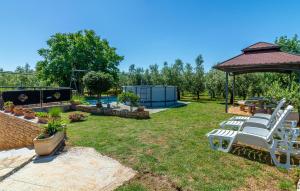 Vonkajšia záhrada v ubytovaní 2 Bedroom Amazing Home In Vodnjan