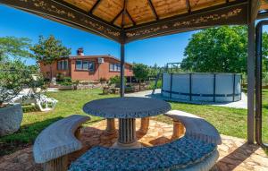 Vonkajšia záhrada v ubytovaní 2 Bedroom Amazing Home In Vodnjan